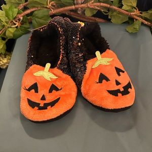 NWT size (S-M)/(5-7) kids Halloween Pumpkin 🎃 Slipper.